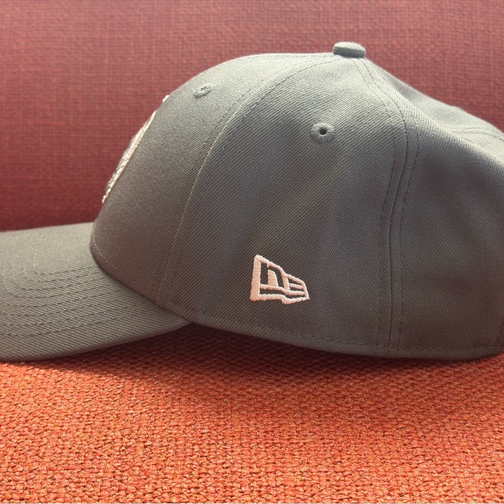 AFL Collingwood Magpies hat - Picture 3 of 5